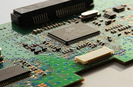 Панель керування автомобільною інформаційно-розважальною системою